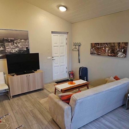Private Studio Apartment Near The Airport Njarthvik Exterior photo